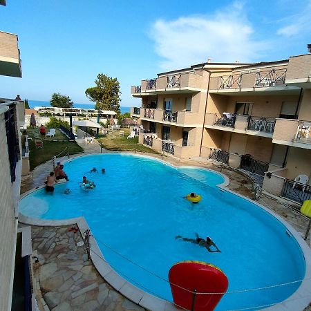 Appartamento Con Piscina Green Bay Village Pineto Extérieur photo